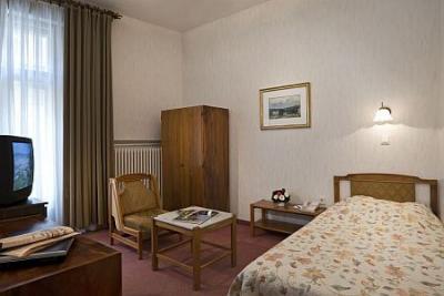 Hotel Gellert Budapest în Ungaria - cameră cu un singur pat şi cu vedere frumoasă de Dunăre - Gellért Hotel**** Budapest - Preţuri avantajoase în hotelul Gellert