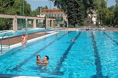 Piscină în hotelul Holiday Beach din Budapesta - hotel de conferinţe cu oferte speciale - ✔️ Holiday Beach Hotel**** Budapest - Hotel conferinţe şi wellness la Budapesta