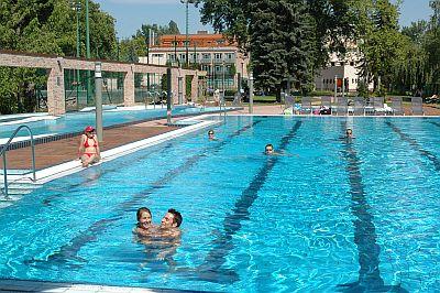 Piscină în hotelul Holiday Beach din Budapesta - hotel de conferinţe cu oferte speciale - ✔️ Holiday Beach Hotel**** Budapest - Hotel conferinţe şi wellness la Budapesta