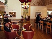 Hotel Mercure Budapest - cafenea întrun mediu elegant