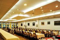 Restaurantul Hotelului Romai este un loc potrivit pentru a organiza diferite evenimente şi nunţi