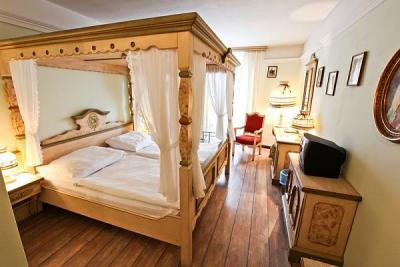 Camera romantică și elegantă din hotelul Sissi aproape de centrul Budapestei - Sissi Hotel Budapest - cazare ieftină în centrul Budapestei la Hotelul Sissi 